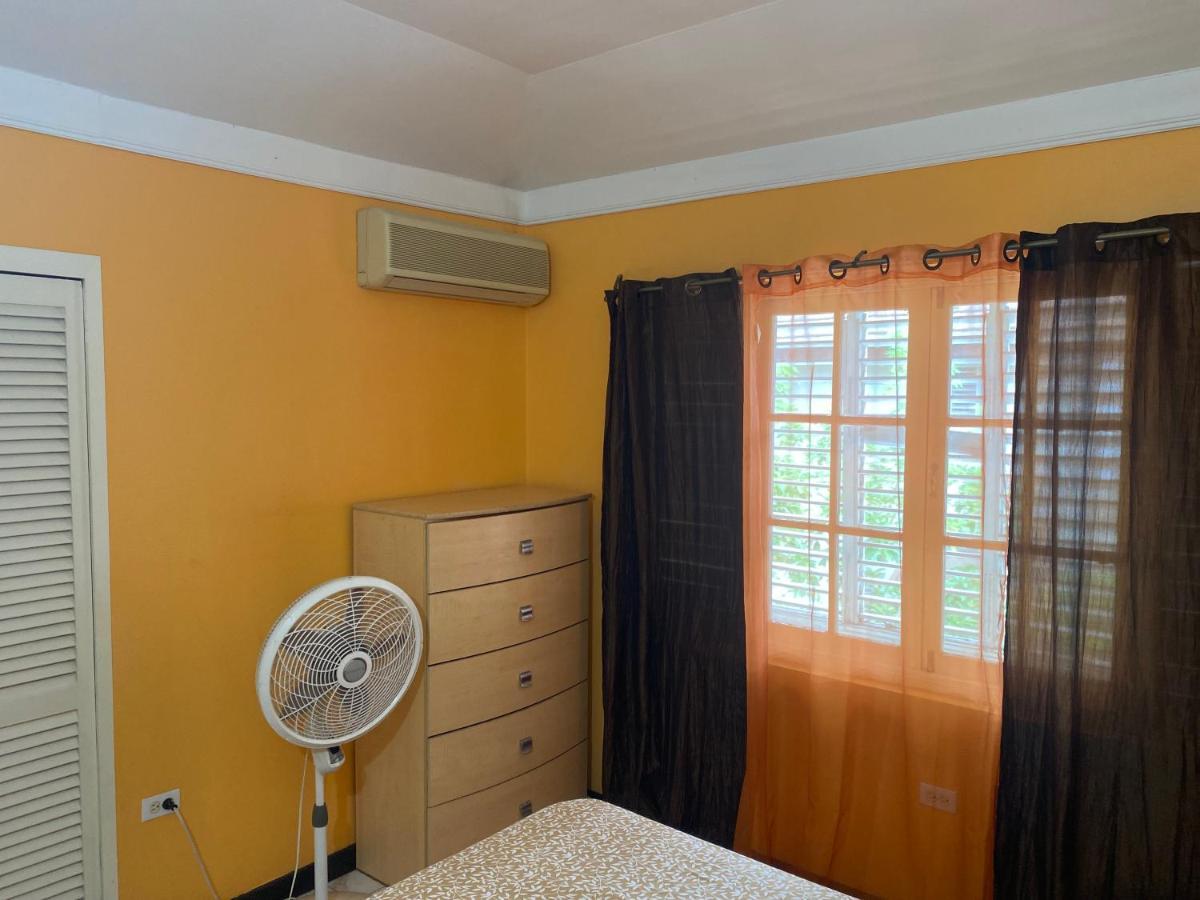 Finest Accommodation Renfrew Place 4-12 Renfrew Rd 2 Bedroom 2 Bat Apt # 15 New Kinston Jamaica 킹스톤 외부 사진
